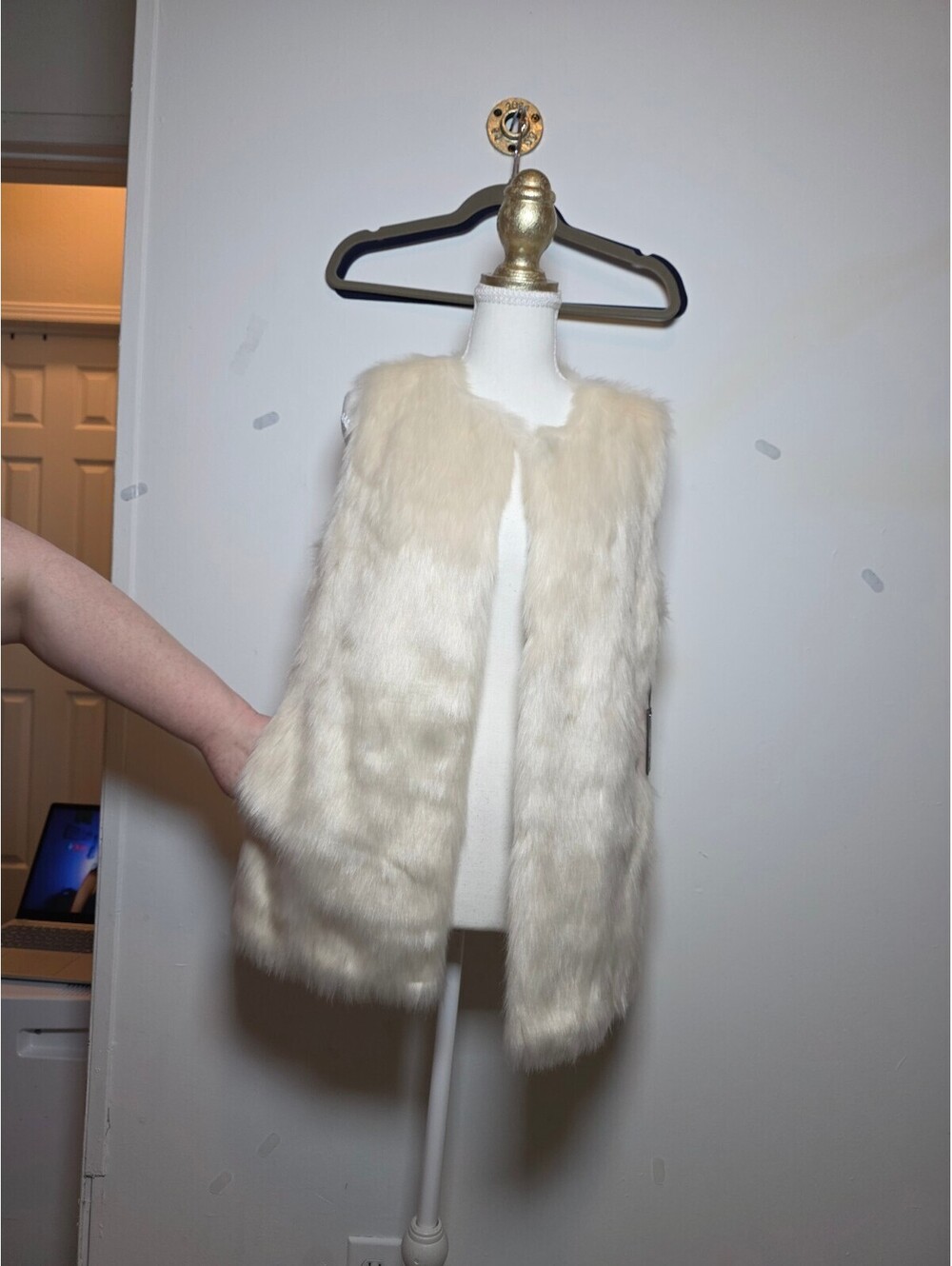 Vince Camuto Ivory Faux Fur Sleeveless Vest Hpom & Eye Closure Size Small